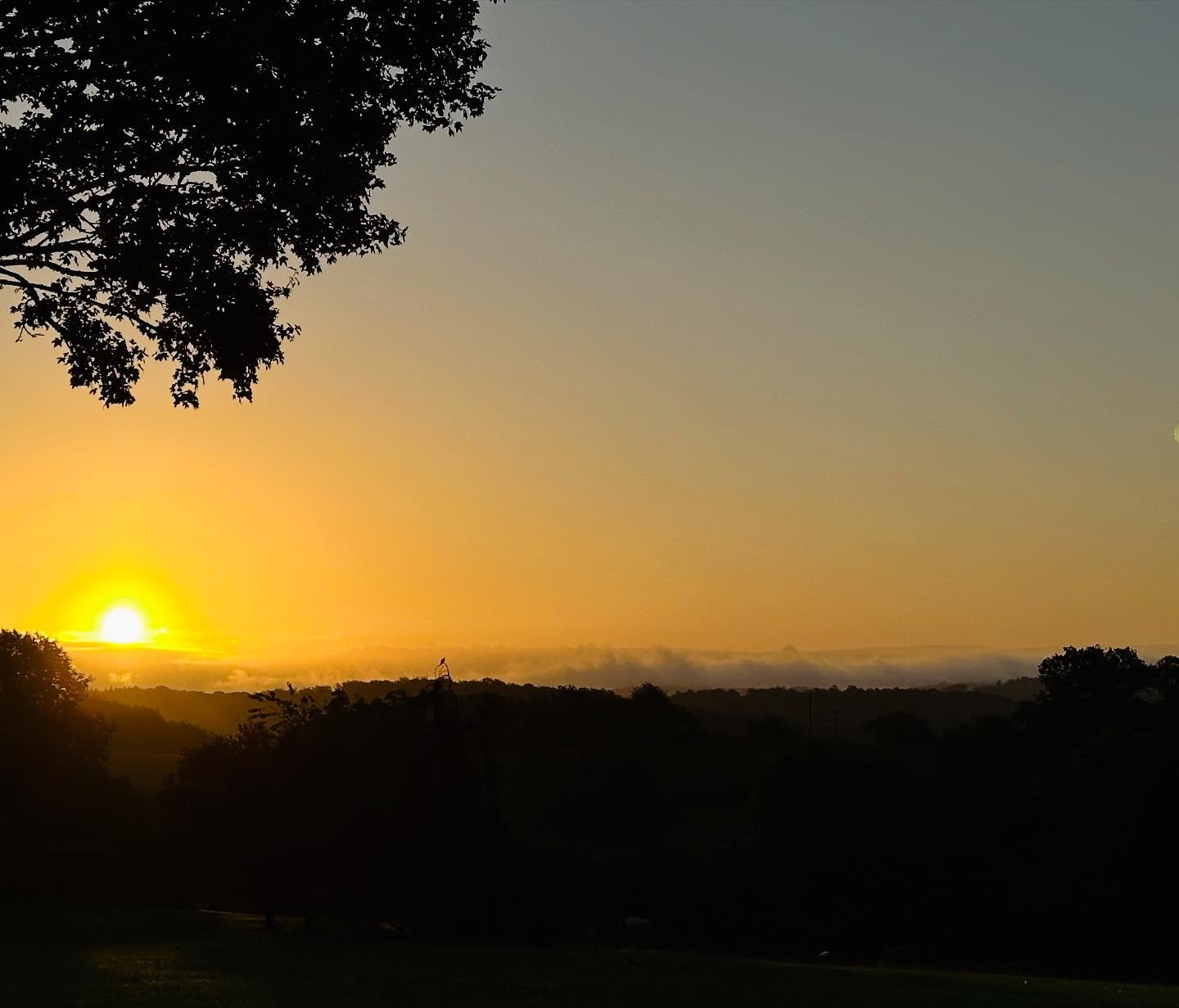 Wundervoller Sonnenaufgang und herbstlicher Start in den Tag